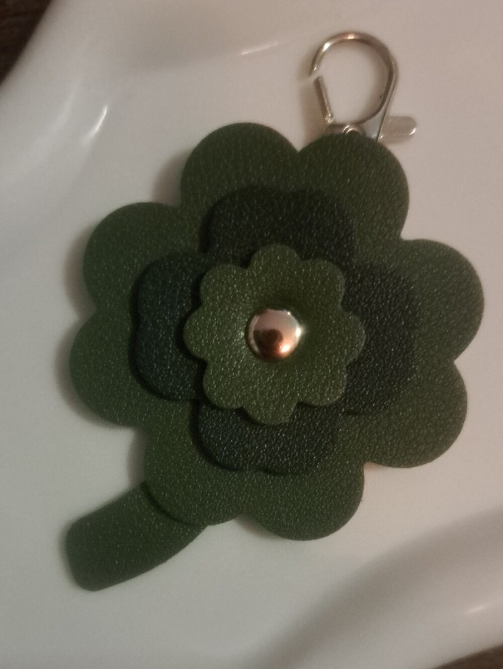 Green Faux Leather Four Leaf Clover Purse Bag Charm Keychain New - Picture 2 of 4